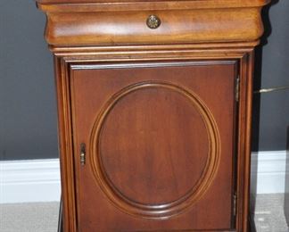 Vintage Lexington Louis Philippe Style Cherry Nightstand/End Table. W18" x H27" x D14.25"
