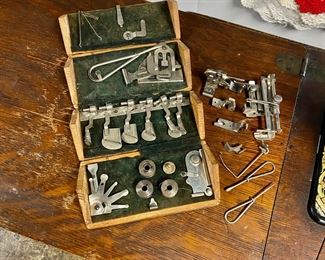Accessories for SINGER SPHINX in wooden box 