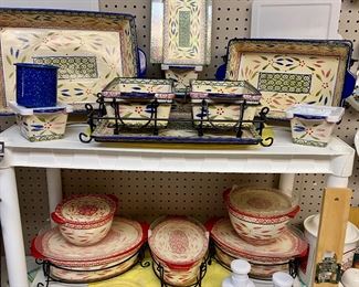 TEMP-TATIONS by Tara, Old World, Presentable Ovenware with Plastic Storage Lids, in Confetti Green and Red