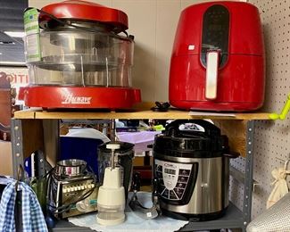 NUWAVE Infrared Oven, an AIR FRYER, Blender, and other name brand small kitchen appliances  