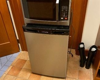 Microwave and small refrigerator available at in-person sale.