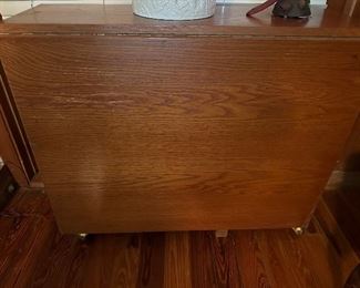 Drop leaf table