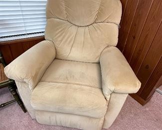 Lazy Boy lift chair, back is broken.