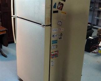 Amana Refrigerator/Freezer, Model P1186101WL, 66.5" x 32.5" x 31.5"