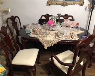 Nice Queen Anne styled dining room set - also has the matching china cabinet