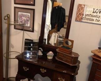 Queen Anne accent table w/ tall mirror