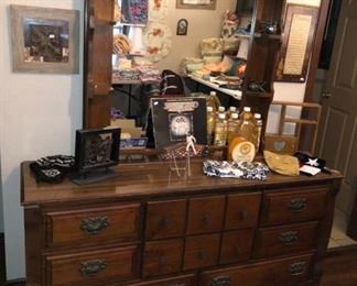 Dresser w/ hutch mirror