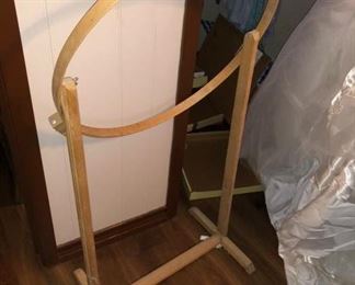 Standing embroidery hoop