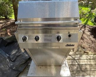 Solaire Pedestal Gas Grill. Photo 1 of 2. 