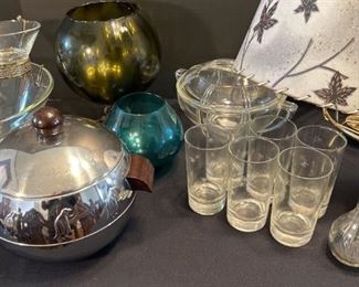 MCM Decor West Bend Penguin Hot Cold Server, 6 Starburst Glasses, Chip Dip Bowls, More