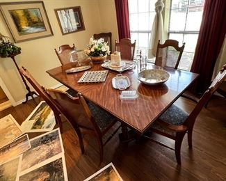 Gorgeous dining room table w/ 6 chairs! 