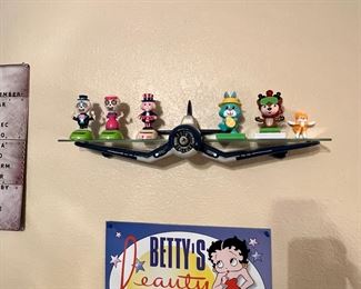 Real cute airplane shelf… and Betty boop!