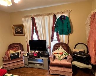 Cool vintage Samsonite makeup case in a great dark blue color and an old black Dr. Bag. Warning: bag will not make you an actual Dr. That will require some of those book things we talked about earlier.