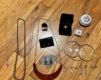 Almost all 14k gold… especially love that heavy 14k gold graduated ball bead necklace & the graduated cut stick carnelian necklace with 14k hardware… and those 14k bangles are killer stackers! Plus some very nice earrings including a set of 14k huggie style geometric hoops by HANA, plus opals!