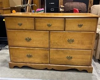 7 drawer wood dresser 33 x 50 x 18 in
