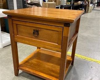 Single drawer end table 24 x 21 x 19 in