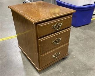 Montgomery Ward 2 drawer rolling nightstand 22 x 17 x 22 in