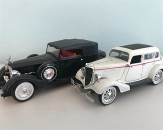 Black Anson 1934 Packard 1:27 & White 1934 Ford Deluxe Fordor 