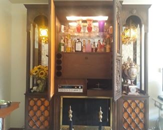 Vintage 60s multi piece cabinet  with :
Stereo receiver  and turntable,  working. 
Faux  Fire place, working 
Service Bar