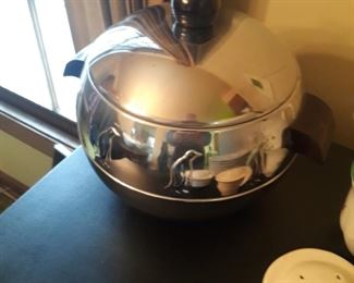 Mid Century  modern 
Ice containers  with the Penguins 