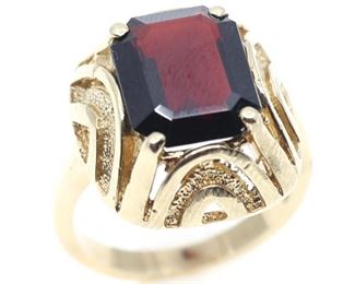 14K YELLOW GOLD GARNET RING