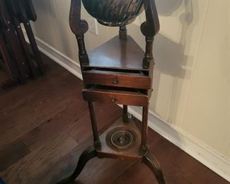 Williamsburg Antique Wash Stand