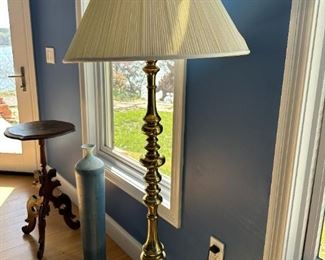 Floor lamp, table, vase