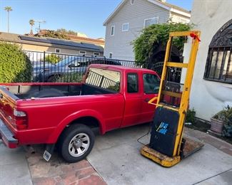 BIG JOE ELECTRIC LIFT.