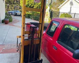 BIG JOE ELECTRIC LIFT.