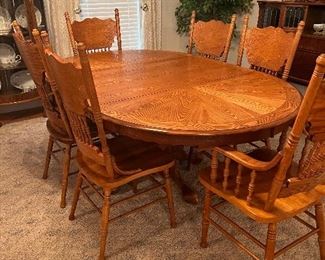 Solid Oak table w 6 chairs