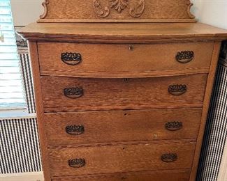 Oak chest of drawers