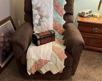 Brown recliner
Hand quilted quilt