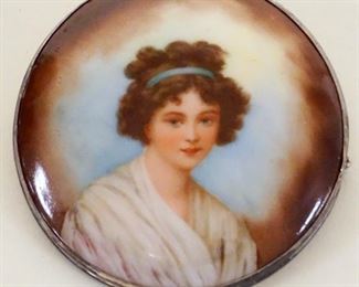 1005	PORCELAIN BROOCH/PIN W/IMAGE OF YOUNG WOMAN, APPROXIMATELY 2 1/2 IN
