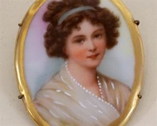 1007	PORCELAIN OVAL BROOCH/PIN W/IMAGE OF YOUNG WOMAN, APPROXIMATELY 2 IN HIGH
