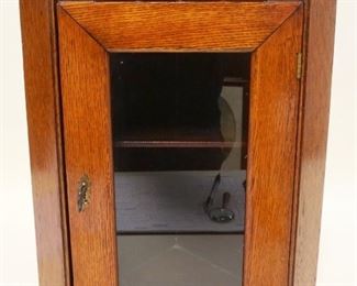 1019	SMALL OAK VICTORIAN HANGING CORNER CUPBOARD W/KEY, APPROXIMATELY 21 IN HIGH
