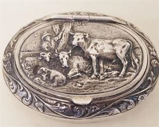 1046	VICTORIAN OVAL PILL BOX W/COWS & STEER, 0.759 OZT
