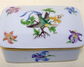 1220	HEREND COVERED BOX, APPROXIMATELY 4 IN X 5 IN X 2 IN H
