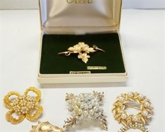 1268	LOT OF COSTUME JEWELRY PINS INCLUDING CREED 12 K GOLD FILLED CULTURED PEARL PIN, AS FOUND
