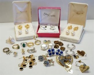1275	COSTUME JEWELRY LOT INCLUDES EARRINGS, PIN, & RINGS, AS FOUND
