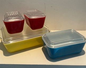 Pyrex glass containers with lids in excellent condition!