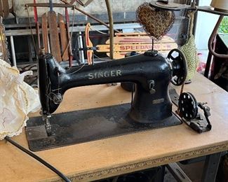 VINTAGE SINGER SEWING MACHINE
