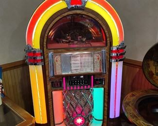 Antique apparatus jukebox. Fully functioning bubbler machine. Beautiful!  Plays 255,  45's!!
