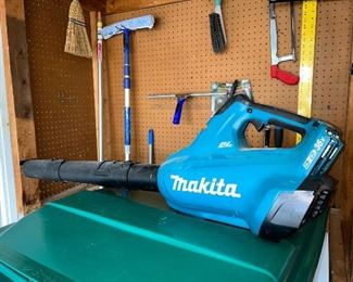 Makita blower has battery packs