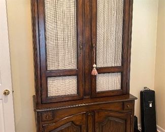 FANTASTIC BAR! HIDES AWAY UNTIL THE PARTY!