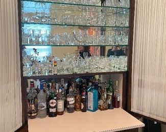 FANTASTIC BAR! THE ALCOHOL SHOWN HERE IS ABSOLUTELY NOT FOR SALE, ONLY TO SHOW LAYOUT. 