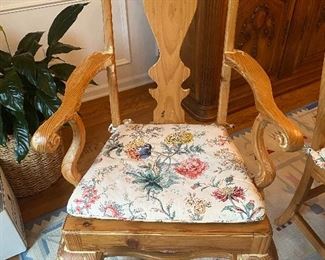 DISTRESSED FRENCH DINING TABLE WITH 1 LEAF AND ALL PADS
8 CHAIRS(2 ARM 6 ARMLESS) CHAIRS