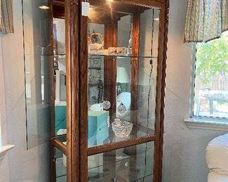 Lighted display cabinet