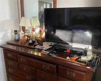 Thomasville Queen Ann Dresser with matching mirrow