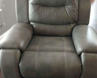 "Five Notch & Greenbriar" in North Augusta, SC Starts Closing Tue 4/11 8pm. Pickup: Thu 4/13 2-6pm. Please click here to see more photos, descriptions, and current bids:&nbsp;https://ctbids.com/estate-sale/20880