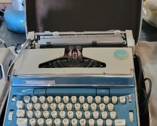 VINTAGE TYPEWRITER